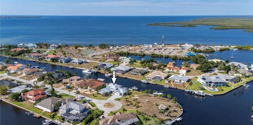 Casa en Port Charlotte, Florida 4 dormitorios, 305.18 m2 № 2177247