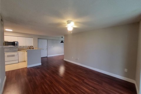 Condo in Doral, Florida, 1 bedroom  № 1970660 - photo 3