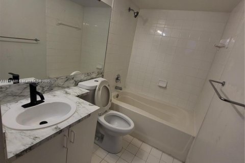 Condo in Doral, Florida, 1 bedroom  № 1970660 - photo 10