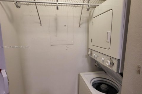 Condo in Doral, Florida, 1 bedroom  № 1970660 - photo 11