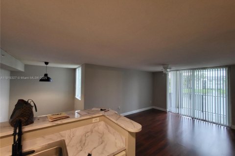 Condo in Doral, Florida, 1 bedroom  № 1970660 - photo 5