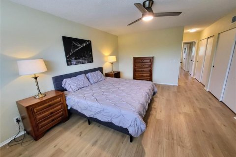 Condo in Clearwater, Florida, 2 bedrooms  № 2214597 - photo 16
