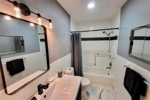 Condo in Clearwater, Florida, 2 bedrooms  № 2214597 - photo 25