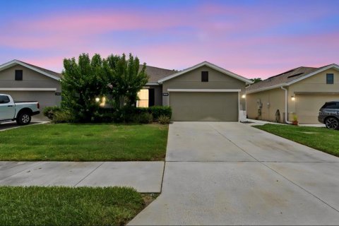 House in Land O' Lakes, Florida 3 bedrooms, 142.7 sq.m. № 2110226