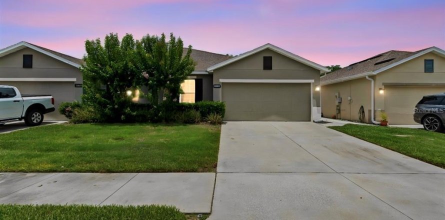 House in Land O' Lakes, Florida 3 bedrooms, 142.7 sq.m. № 2110226