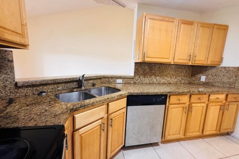 Condo in Oakland Park, Florida, 2 bedrooms № 2252017 - photo 4