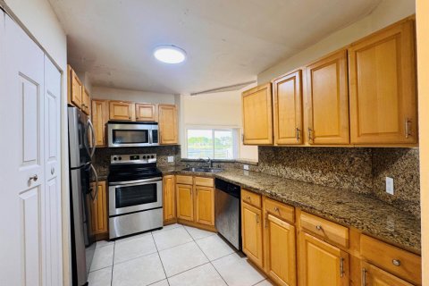 Condo in Oakland Park, Florida, 2 bedrooms № 2252017 - photo 9