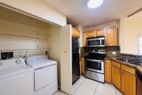 Condo in Oakland Park, Florida, 2 bedrooms № 2252017 - photo 23