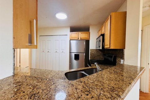 Condo in Oakland Park, Florida, 2 bedrooms № 2252017 - photo 30