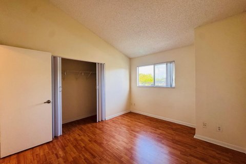 Condo in Oakland Park, Florida, 2 bedrooms № 2252017 - photo 18