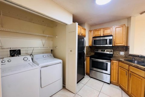 Condo in Oakland Park, Florida, 2 bedrooms № 2252017 - photo 24