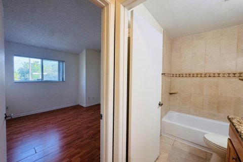 Condo in Oakland Park, Florida, 2 bedrooms № 2252017 - photo 12