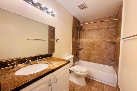 Condo in Oakland Park, Florida, 2 bedrooms № 2252017 - photo 27