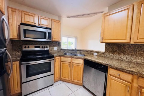 Condo in Oakland Park, Florida, 2 bedrooms № 2252017 - photo 3