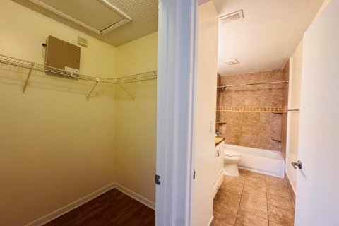 Condo in Oakland Park, Florida, 2 bedrooms № 2252017 - photo 28