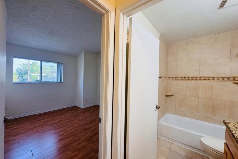 Condo in Oakland Park, Florida, 2 bedrooms № 2252017 - photo 13