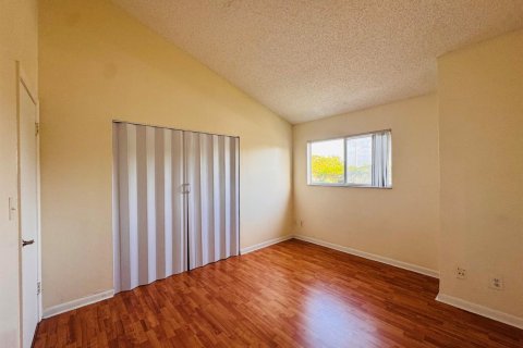Condo in Oakland Park, Florida, 2 bedrooms № 2252017 - photo 15