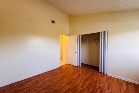 Condo in Oakland Park, Florida, 2 bedrooms № 2252017 - photo 17