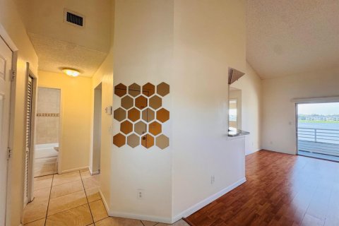 Condo in Oakland Park, Florida, 2 bedrooms № 2252017 - photo 10
