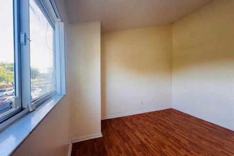 Condo in Oakland Park, Florida, 2 bedrooms № 2252017 - photo 16