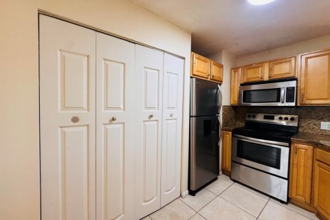 Condo in Oakland Park, Florida, 2 bedrooms № 2252017 - photo 25