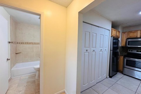 Condo in Oakland Park, Florida, 2 bedrooms № 2252017 - photo 20