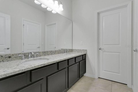 House in Winter Garden, Florida 4 bedrooms, 282.42 sq.m. № 1916297 - photo 12