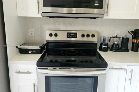 Купить виллу или дом в Лихай-Эйкерс, Флорида 3 спальни, 118.36м2, № 1972669 - фото 7