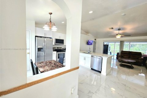 Купить виллу или дом в Лихай-Эйкерс, Флорида 3 спальни, 118.36м2, № 1972669 - фото 4