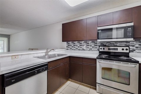 Condo in Tampa, Florida, 2 bedrooms № 2211587 - photo 8