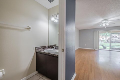 Condo in Tampa, Florida, 2 bedrooms № 2211587 - photo 14