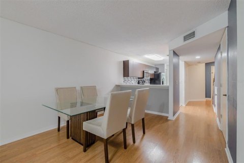 Condo in Tampa, Florida, 2 bedrooms № 2211587 - photo 20