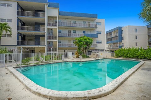 Condo in North Miami Beach, Florida, 2 bedrooms № 2009546 - photo 2