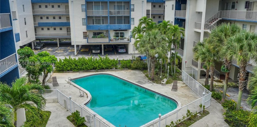 Condo in North Miami Beach, Florida, 2 bedrooms № 2009546