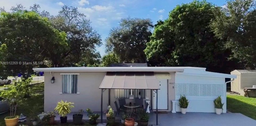 Дом в Холливуд, Флорида 2 спальни, 86.96м2 № 1970366