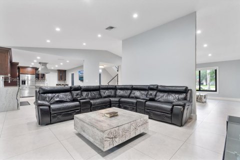 Villa ou maison à vendre à Miami, Floride: 5 chambres, 296.17 m2 № 2146444 - photo 8