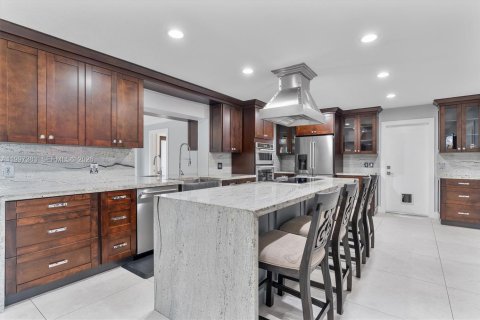 Villa ou maison à vendre à Miami, Floride: 5 chambres, 296.17 m2 № 2146444 - photo 10