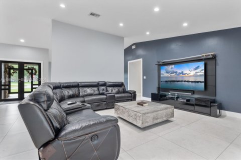 Villa ou maison à vendre à Miami, Floride: 5 chambres, 296.17 m2 № 2146444 - photo 7