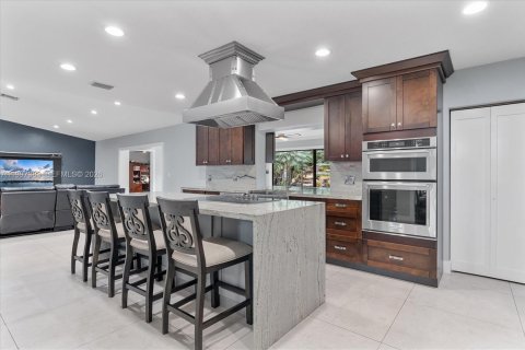 Villa ou maison à vendre à Miami, Floride: 5 chambres, 296.17 m2 № 2146444 - photo 11