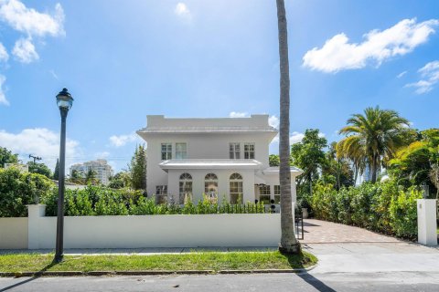 House in West Palm Beach, Florida 5 bedrooms, 257.71 sq.m. № 860379 - photo 1