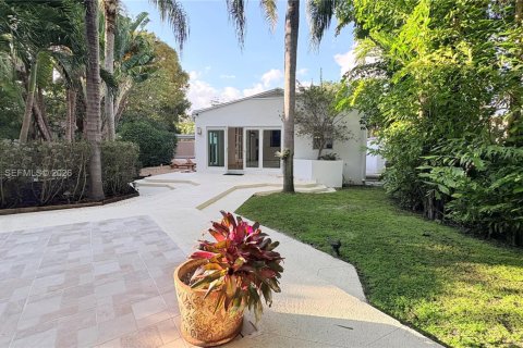 House in Miami, Florida 3 bedrooms, 249.54 sq.m. № 2000887 - photo 23
