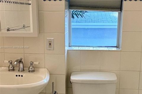 House in Miami, Florida 3 bedrooms, 249.54 sq.m. № 2000887 - photo 16