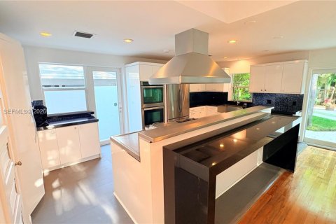 House in Miami, Florida 3 bedrooms, 249.54 sq.m. № 2000887 - photo 20
