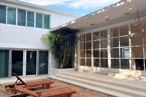 House in Miami, Florida 3 bedrooms, 249.54 sq.m. № 2000887 - photo 29