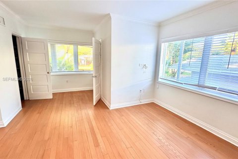 House in Miami, Florida 3 bedrooms, 249.54 sq.m. № 2000887 - photo 15