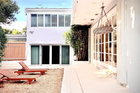 House in Miami, Florida 3 bedrooms, 249.54 sq.m. № 2000887 - photo 30