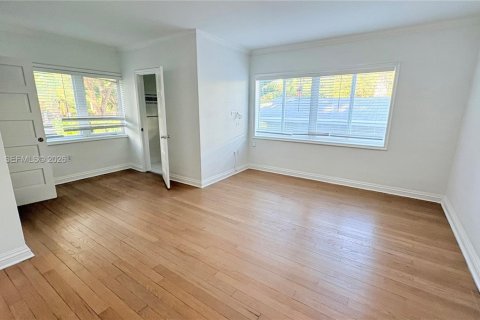 House in Miami, Florida 3 bedrooms, 249.54 sq.m. № 2000887 - photo 14