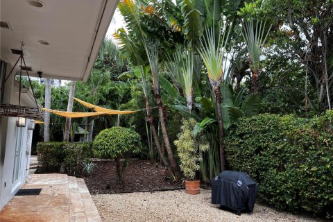 House in Miami, Florida 3 bedrooms, 249.54 sq.m. № 2000887 - photo 24