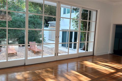 House in Miami, Florida 3 bedrooms, 249.54 sq.m. № 2000887 - photo 6