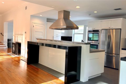 House in Miami, Florida 3 bedrooms, 249.54 sq.m. № 2000887 - photo 21